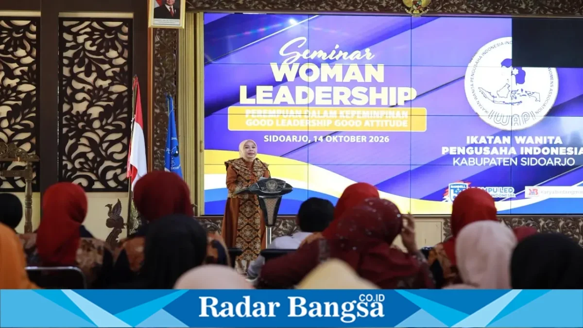 Sriatun Subandi saat menyampaikan pandangan tentang kepemimpinan perempuan dalam Seminar Woman Leadership di Pendopo Delta Wibawa, Sidoarjo, Rabu (14/10/2026). (Dok. Ho/RadarBangsa.co.id)