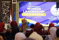Sriatun Subandi saat menyampaikan pandangan tentang kepemimpinan perempuan dalam Seminar Woman Leadership di Pendopo Delta Wibawa, Sidoarjo, Rabu (14/10/2026). (Dok. Ho/RadarBangsa.co.id)