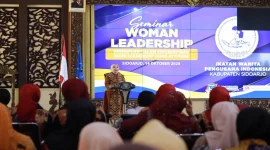 Sriatun Subandi saat menyampaikan pandangan tentang kepemimpinan perempuan dalam Seminar Woman Leadership di Pendopo Delta Wibawa, Sidoarjo, Rabu (14/10/2026). (Dok. Ho/RadarBangsa.co.id)