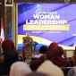 Sriatun Subandi saat menyampaikan pandangan tentang kepemimpinan perempuan dalam Seminar Woman Leadership di Pendopo Delta Wibawa, Sidoarjo, Rabu (14/10/2026). (Dok. Ho/RadarBangsa.co.id)