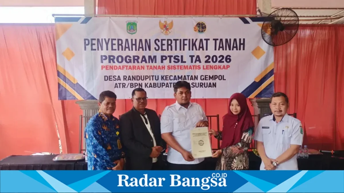 Penyerahan sertifikat tanah melalui program PTSL kepada warga Desa Randupitu, Kecamatan Gempol, Kabupaten Pasuruan. Rabu, 28 Oktober 2026 (Foto Ho/RadarBangsa.co.id).