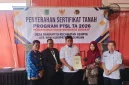 Penyerahan sertifikat tanah melalui program PTSL kepada warga Desa Randupitu, Kecamatan Gempol, Kabupaten Pasuruan. Rabu, 28 Oktober 2026 (Foto Ho/RadarBangsa.co.id).