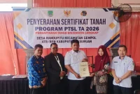 Penyerahan sertifikat tanah melalui program PTSL kepada warga Desa Randupitu, Kecamatan Gempol, Kabupaten Pasuruan. Rabu, 28 Oktober 2026 (Foto Ho/RadarBangsa.co.id).