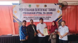 Penyerahan sertifikat tanah melalui program PTSL kepada warga Desa Randupitu, Kecamatan Gempol, Kabupaten Pasuruan. Rabu, 28 Oktober 2026 (Foto Ho/RadarBangsa.co.id).