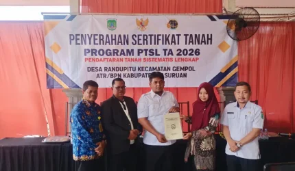 Penyerahan sertifikat tanah PTSL kepada warga Desa Randupitu, Kecamatan Gempol, Kabupaten Pasuruan.