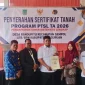 Penyerahan sertifikat tanah melalui program PTSL kepada warga Desa Randupitu, Kecamatan Gempol, Kabupaten Pasuruan. Rabu, 28 Oktober 2026 (Foto Ho/RadarBangsa.co.id).