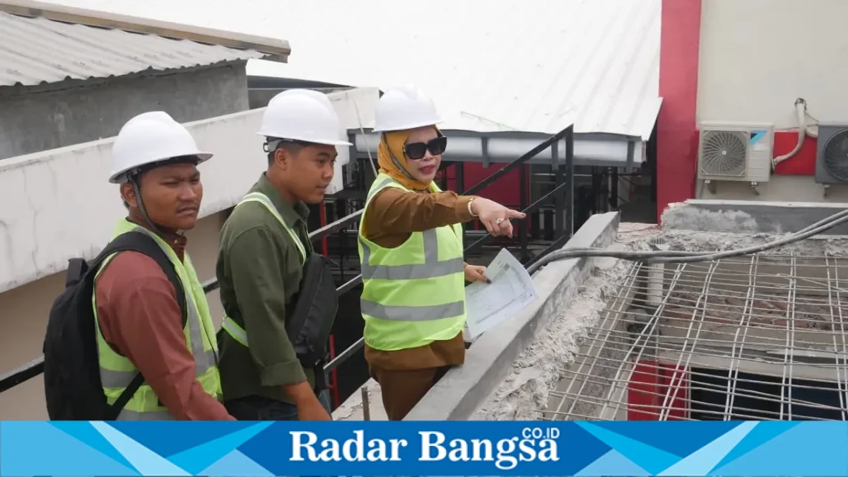 Wakil Bupati Sidoarjo Mimik Idayana meninjau pembangunan Gedung Mawar Merah Putih RSUD R.T. Notopuro, Senin (26/10/2026). (Dok. Ho/Pemkab Sidoarjo/RadarBangsa.co.id).