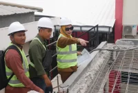Wakil Bupati Sidoarjo Mimik Idayana meninjau pembangunan Gedung Mawar Merah Putih RSUD R.T. Notopuro, Senin (26/10/2026). (Dok. Ho/Pemkab Sidoarjo/RadarBangsa.co.id).