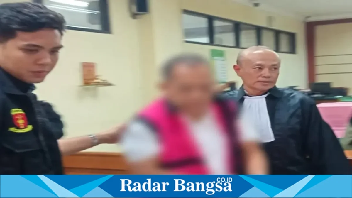 Eks Kadis ESDM Jatim, Aris Mukiyono didampingi salah seorang tim PH-nya, Deddy Prasetyo meninggalkan ruang sidang Candra Pengadilan Tipikor Surabaya, Rabu (21/10/2026) siang (Foto : Yudha)
