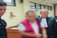 Eks Kadis ESDM Jatim, Aris Mukiyono didampingi salah seorang tim PH-nya, Deddy Prasetyo meninggalkan ruang sidang Candra Pengadilan Tipikor Surabaya, Rabu (21/10/2026) siang (Foto : Yudha)