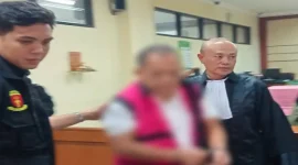 Eks Kadis ESDM Jatim, Aris Mukiyono didampingi salah seorang tim PH-nya, Deddy Prasetyo meninggalkan ruang sidang Candra Pengadilan Tipikor Surabaya, Rabu (21/10/2026) siang (Foto : Yudha)