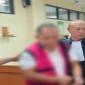 Eks Kadis ESDM Jatim, Aris Mukiyono didampingi salah seorang tim PH-nya, Deddy Prasetyo meninggalkan ruang sidang Candra Pengadilan Tipikor Surabaya, Rabu (21/10/2026) siang (Foto : Yudha)