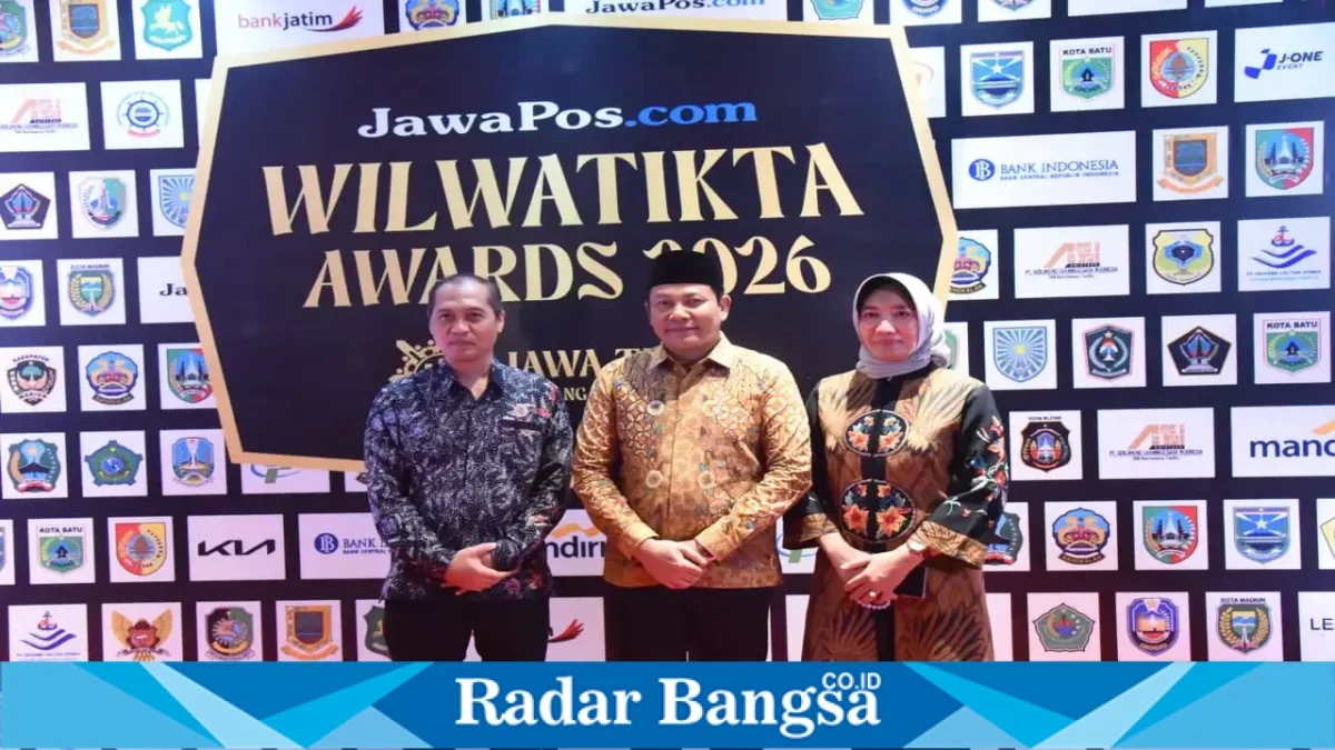 Bupati Sidoarjo H. Subandi menerima penghargaan Terbaik Kedua Kategori Daya Tarik Investasi dalam ajang JawaPos.com Wilwatikta Awards 2026 di Legacy Ballroom, Surabaya, Jumat (30/10/2026). (Dok. Pemkab Sidoarjo)