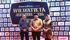 Bupati Sidoarjo H. Subandi menerima penghargaan Terbaik Kedua Kategori Daya Tarik Investasi dalam ajang JawaPos.com Wilwatikta Awards 2026 di Legacy Ballroom, Surabaya, Jumat (30/10/2026). (Dok. Pemkab Sidoarjo)