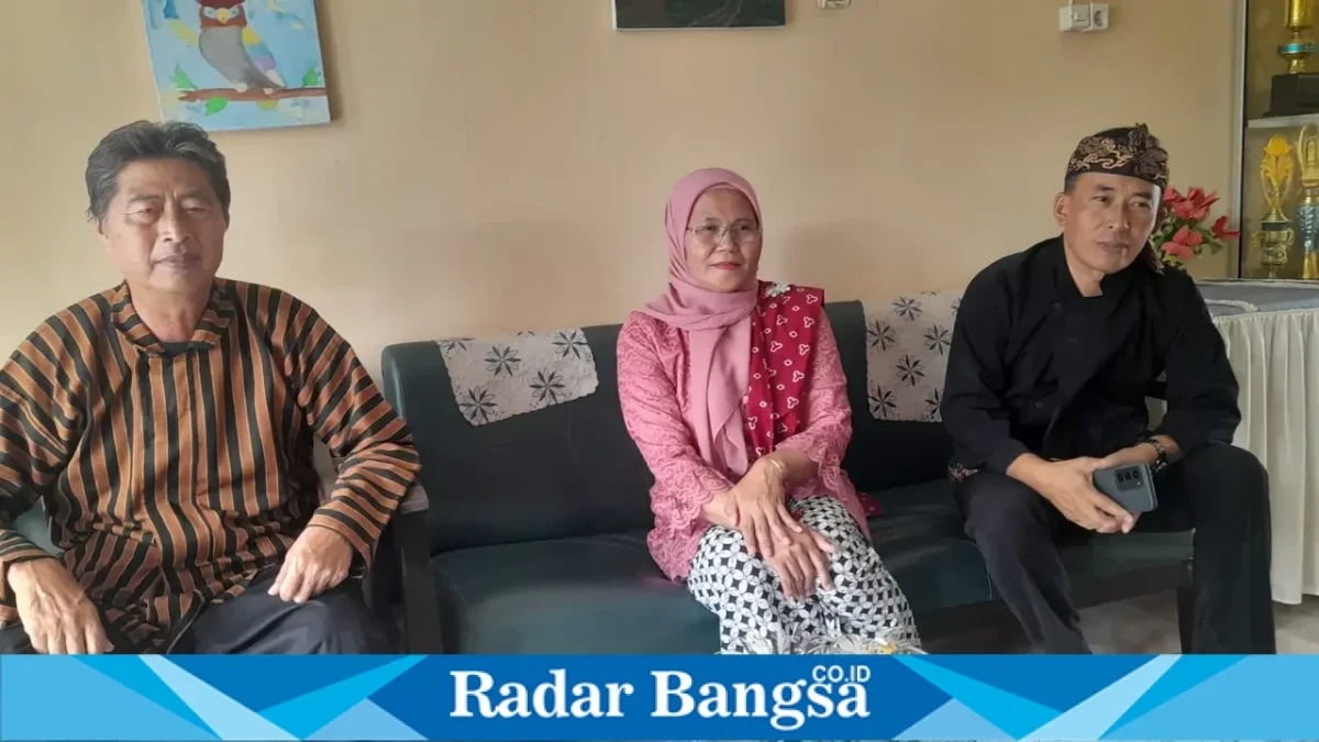 Kepala SMPN 1 Bangsalsari, Iri Wahyoe Widjiati, S.Pd. (tengah), bersama Humas dan Wakil Kepala Sekolah (Wakasek) SMPN 1 Bangsalsari. (Dok Heryy/RadarBangsa.co.id).