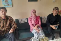 Kepala SMPN 1 Bangsalsari, Iri Wahyoe Widjiati, S.Pd. (tengah), bersama Humas dan Wakil Kepala Sekolah (Wakasek) SMPN 1 Bangsalsari. (Dok Heryy/RadarBangsa.co.id).
