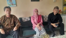 Kepala SMPN 1 Bangsalsari, Iri Wahyoe Widjiati, S.Pd. (tengah), bersama Humas dan Wakil Kepala Sekolah (Wakasek) SMPN 1 Bangsalsari. (Dok Heryy/RadarBangsa.co.id).