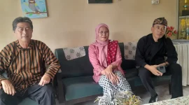 Kepala SMPN 1 Bangsalsari, Iri Wahyoe Widjiati, S.Pd. (tengah), bersama Humas dan Wakil Kepala Sekolah (Wakasek) SMPN 1 Bangsalsari. (Dok Heryy/RadarBangsa.co.id).
