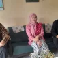 Kepala SMPN 1 Bangsalsari, Iri Wahyoe Widjiati, S.Pd. (tengah), bersama Humas dan Wakil Kepala Sekolah (Wakasek) SMPN 1 Bangsalsari. (Dok Heryy/RadarBangsa.co.id).