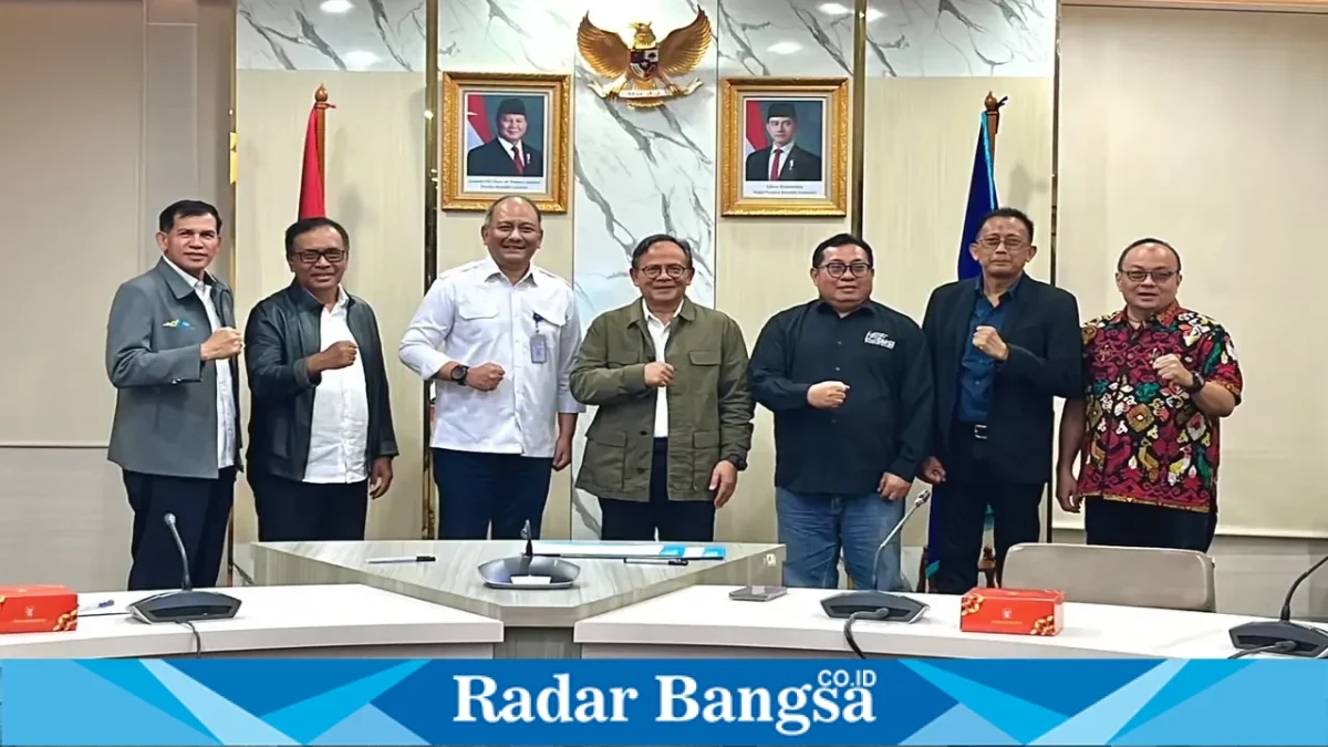 Jajaran SMSI dan RRI berfoto bersama dalam pertemuan kerja sama untuk memperkuat kompetensi insan media dan penanggulangan hoaks di Jakarta. (Dok. smsi).
