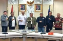 Jajaran SMSI dan RRI berfoto bersama dalam pertemuan kerja sama untuk memperkuat kompetensi insan media dan penanggulangan hoaks di Jakarta. (Dok. smsi).
