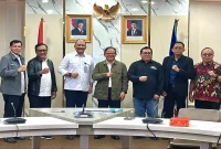 Jajaran SMSI dan RRI berfoto bersama dalam pertemuan kerja sama untuk memperkuat kompetensi insan media dan penanggulangan hoaks di Jakarta. (Dok. smsi).