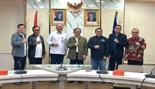 Jajaran SMSI dan RRI berfoto bersama dalam pertemuan kerja sama untuk memperkuat kompetensi insan media dan penanggulangan hoaks di Jakarta. (Dok. smsi).