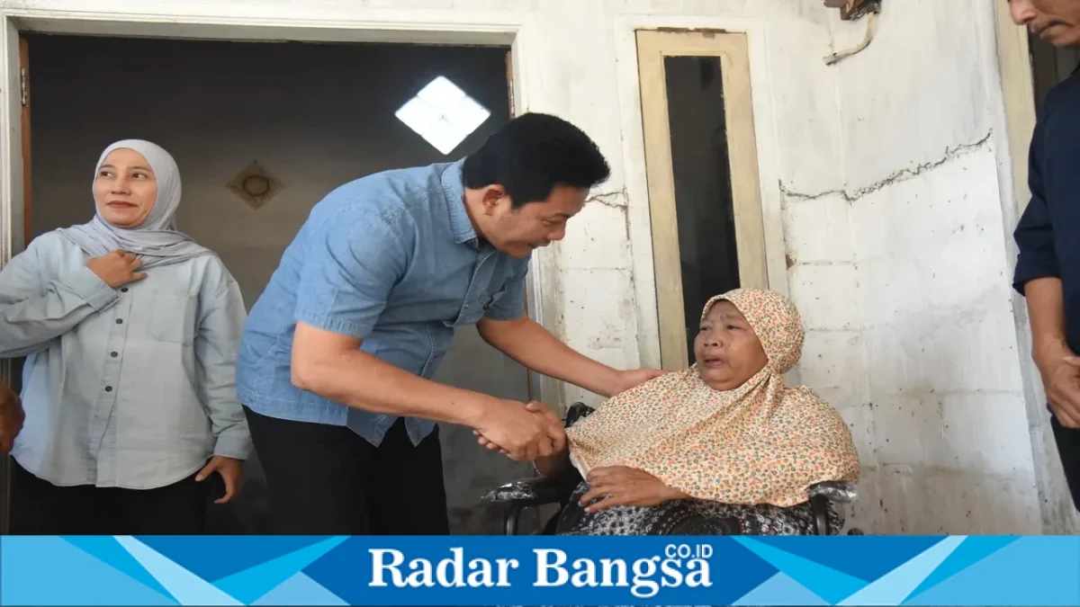 Bupati Sidoarjo Subandi saat blusukan dan meninjau kondisi warga di Kecamatan Jabon, Sidoarjo, Sabtu (3/10/2026). (Dok. Ho/RadarBangsa.co.id)