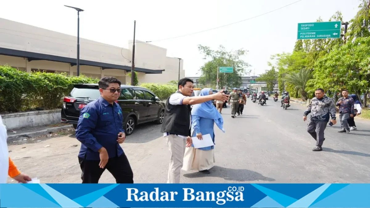 Bupati Sidoarjo Subandi meninjau rencana penataan kawasan perbatasan Sidoarjo-Surabaya. Jumat, 23 Oktober 2026 (Dok Foto Ho/RadarBangsa.co.id)