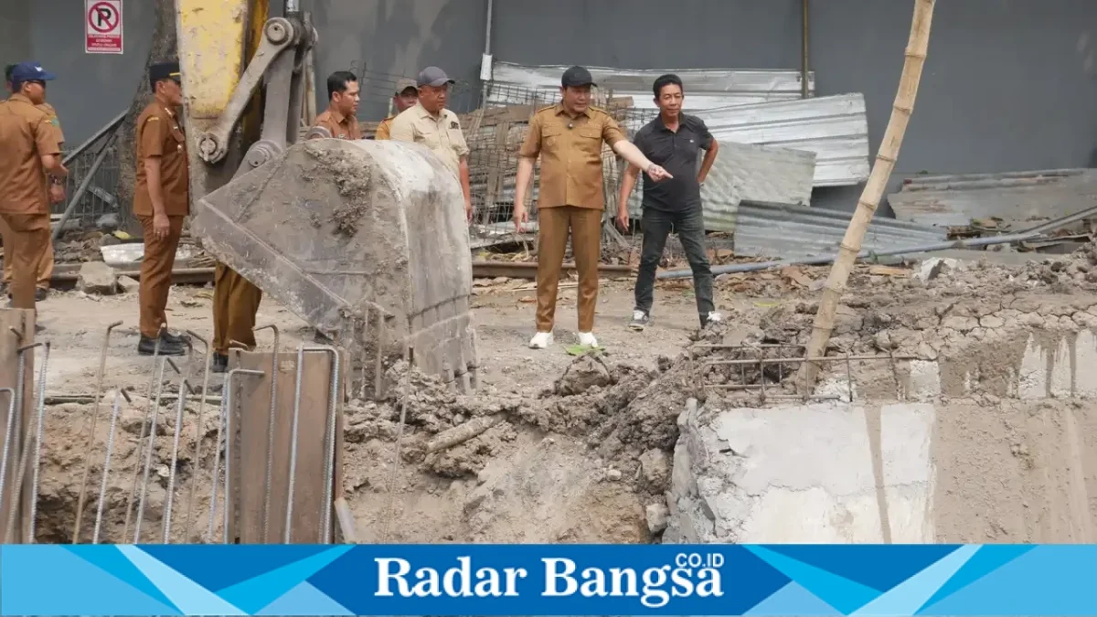 Bupati Sidoarjo H. Subandi meninjau pembangunan rumah pompa di kawasan Jalan Jati dan Sekardangan, Senin (26/10/2026). (Dok Foto Ho/RadarBangsa.co.id)