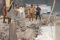Bupati Sidoarjo H. Subandi meninjau pembangunan rumah pompa di kawasan Jalan Jati dan Sekardangan, Senin (26/10/2026). (Dok Foto Ho/RadarBangsa.co.id)