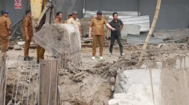 Bupati Sidoarjo H. Subandi meninjau pembangunan rumah pompa di kawasan Jalan Jati dan Sekardangan, Senin (26/10/2026). (Dok Foto Ho/RadarBangsa.co.id)