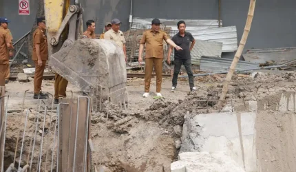 Bupati Sidoarjo meninjau proyek pembangunan rumah pompa.
