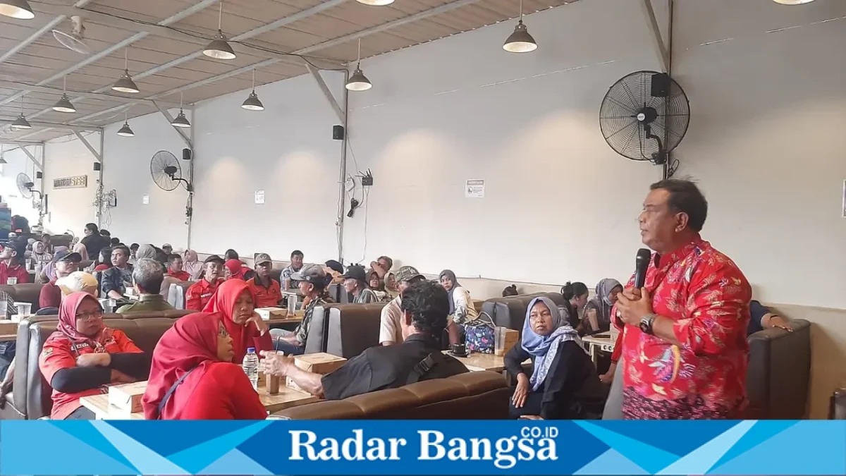 Sukadar saat menyambangi dan melakukan konsolidasi bersama kader PDIP dari Kelurahan Pakis, Putat Jaya, dan Banyu Urip di kawasan Kidul Kali, Surabaya, Senin (5/10/2026). (Dok Yud/RadarBangsa.co.id)