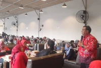 Sukadar saat menyambangi dan melakukan konsolidasi bersama kader PDIP dari Kelurahan Pakis, Putat Jaya, dan Banyu Urip di kawasan Kidul Kali, Surabaya, Senin (5/10/2026). (Dok Yud/RadarBangsa.co.id)