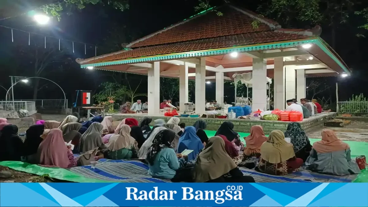 Pelaksanaan tradisi Pisowanan di pelataran makam Mbah Mojorono, Desa Plosowahyu, Kecamatan Lamongan, Kabupaten Lamongan, Kamis (29/10/2026). (Dok. Ho/RadarBangsa.co.id)