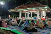 
Pelaksanaan tradisi Pisowanan di pelataran makam Mbah Mojorono, Desa Plosowahyu, Kecamatan Lamongan, Kabupaten Lamongan, Kamis (29/10/2026). (Dok. Ho/RadarBangsa.co.id)