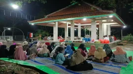 
Pelaksanaan tradisi Pisowanan di pelataran makam Mbah Mojorono, Desa Plosowahyu, Kecamatan Lamongan, Kabupaten Lamongan, Kamis (29/10/2026). (Dok. Ho/RadarBangsa.co.id)