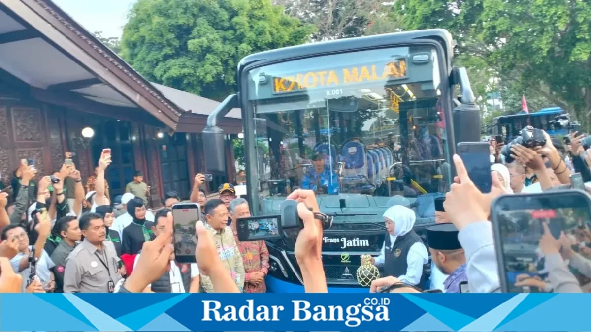 Gubernur Jawa Timur Khofifah Indar Parawansa saat peluncuran Trans Jatim Koridor II Malang Raya di Kepanjen, Kabupaten Malang, Jumat (30/10/2026). (Dok. Ho/RadarBangsa.co.id)