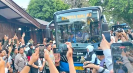 Gubernur Jawa Timur Khofifah Indar Parawansa saat peluncuran Trans Jatim Koridor II Malang Raya di Kepanjen, Kabupaten Malang, Jumat (30/10/2026). (Dok. Ho/RadarBangsa.co.id)