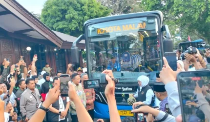 Khofifah Indar Parawansa meluncurkan Trans Jatim Koridor II Malang Raya di Kepanjen, Kabupaten Malang.