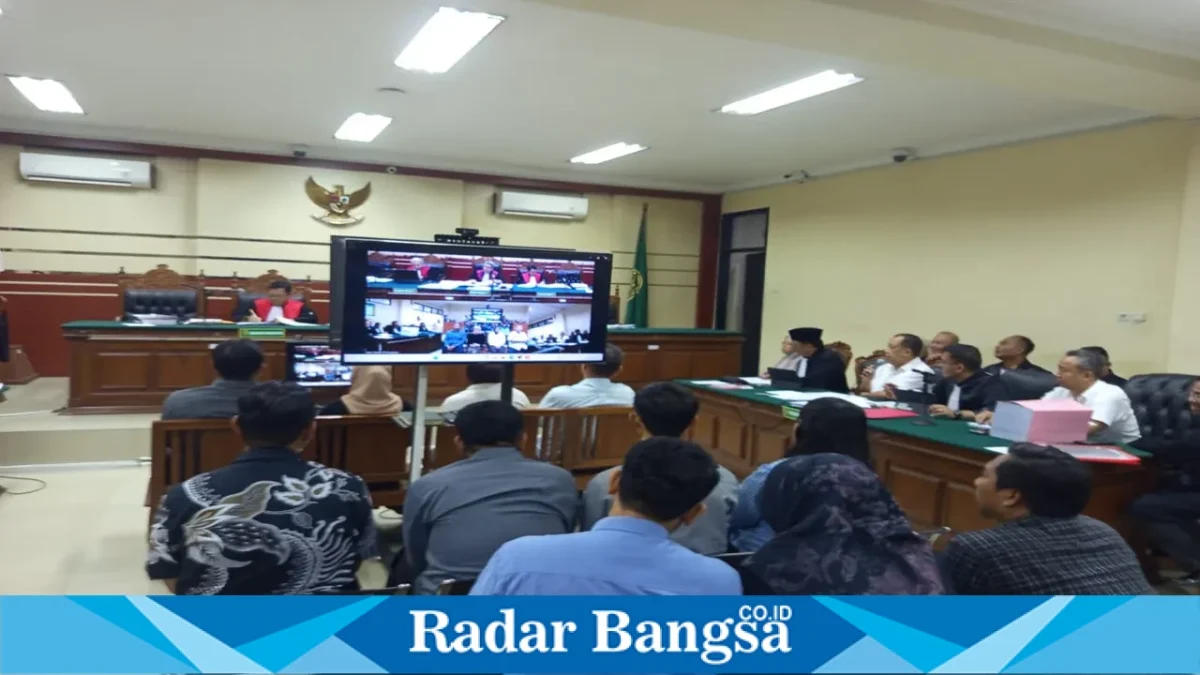 Sri Haryuni, Kassubag Keuangan Dinas ESDM Jatim, memberikan kesaksian dalam sidang perkara dugaan pungli perizinan di Pengadilan Tipikor Surabaya, Rabu (21/10/2026). (Dok. Yuda/RadarBangsa.co.id)