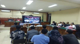 Sri Haryuni, Kassubag Keuangan Dinas ESDM Jatim, memberikan kesaksian dalam sidang perkara dugaan pungli perizinan di Pengadilan Tipikor Surabaya, Rabu (21/10/2026). (Dok. Yuda/RadarBangsa.co.id)