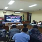Sri Haryuni, Kassubag Keuangan Dinas ESDM Jatim, memberikan kesaksian dalam sidang perkara dugaan pungli perizinan di Pengadilan Tipikor Surabaya, Rabu (21/10/2026). (Dok. Yuda/RadarBangsa.co.id)