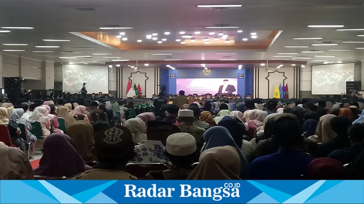 Prosesi wisuda periode ke-81 UIN KHAS Jember yang melepas 300 lulusan dari program Sarjana, Magister, dan Doktor, Kamis (15/10/2026). (Dok. Ho/RadarBangsa.co.id)