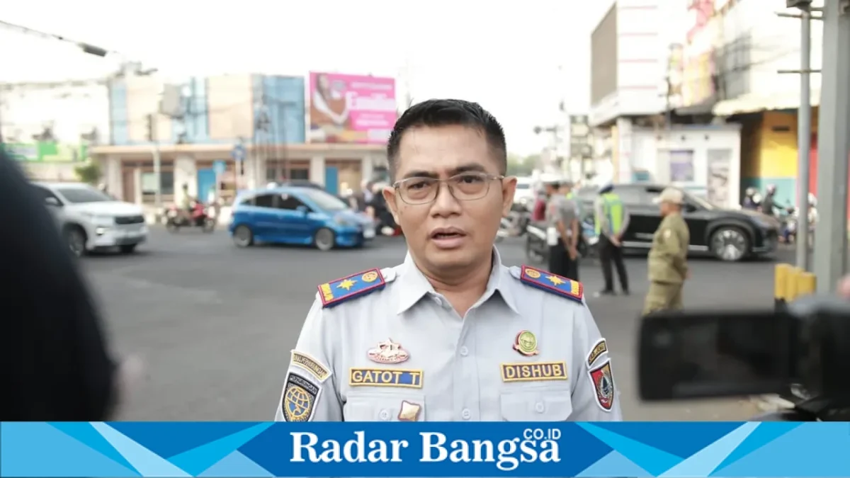 Kepala Dinas Perhubungan (Dishub) Kabupaten Jember, Gatot Triyono, saat meninjau arus lalu lintas di kawasan Jalan Diponegoro dan Pasar Tanjung Jember. (Dok. Ho/RadarBangsa.co.id)