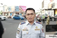 Kepala Dinas Perhubungan (Dishub) Kabupaten Jember, Gatot Triyono, saat meninjau arus lalu lintas di kawasan Jalan Diponegoro dan Pasar Tanjung Jember. (Dok. Ho/RadarBangsa.co.id)