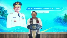 Bupati Lamongan Yuhronur Efendi saat membuka kegiatan Pengembangan Kapasitas Usaha (PKU) Akbar Nasabah PNM Cabang Lamongan di Aula Gajah Mada, Gedung Pemkab Lamongan, Rabu (21/10). (Dok. Ho/RadarBangsa.co.id)
