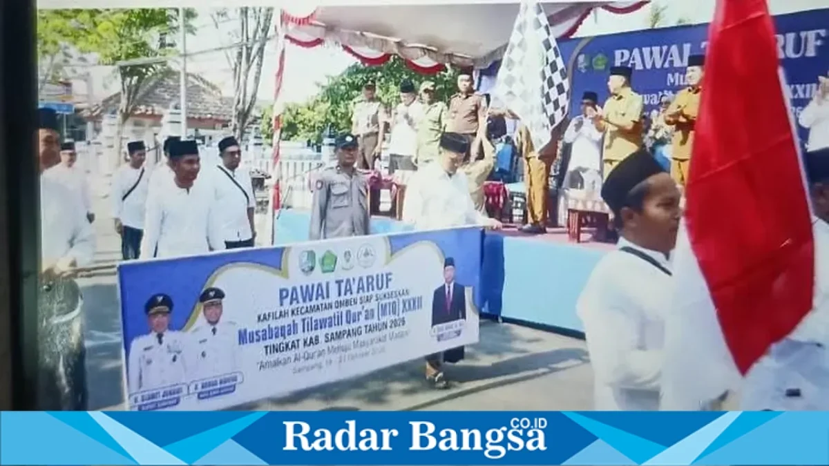 Wakil Bupati Sampang H. Ahmad Mahfudz melepas Kirab Pawai Ta’aruf MTQ ke-32 Kabupaten Sampang, Senin (19/10/2026). (Dok. Ho/RadarBangsa.co.id)