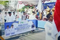 Wakil Bupati Sampang H. Ahmad Mahfudz melepas Kirab Pawai Ta’aruf MTQ ke-32 Kabupaten Sampang, Senin (19/10/2026). (Dok. Ho/RadarBangsa.co.id)